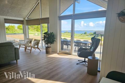 Sofaen i luksushus nr. 922 i Fyn og øyer er perfekt for å hygge seg med et brettspill eller se en film sammen.