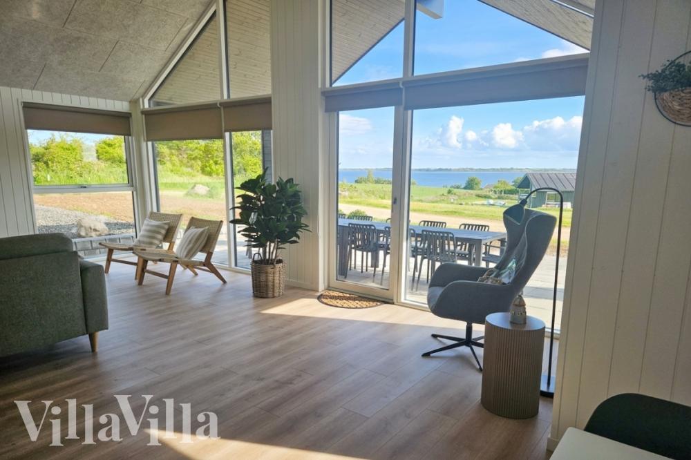 Sofaen i luksushus nr. 922 i Fyn og øyer er perfekt for å hygge seg med et brettspill eller se en film sammen.