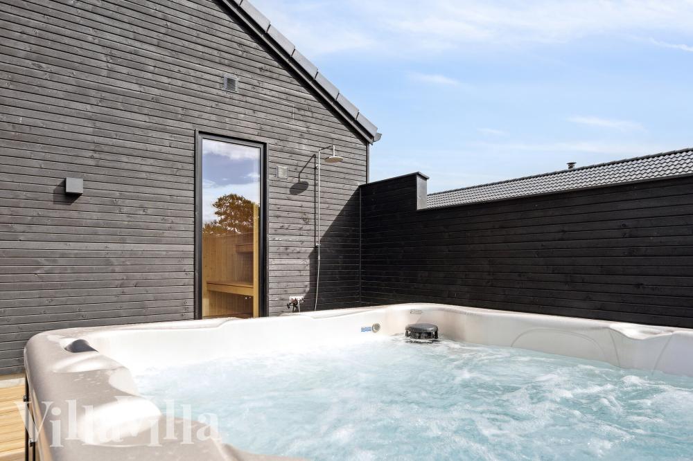Nyt varmen i boblebadet i luksushus nr. 962 i Lolland/Falster/Møn