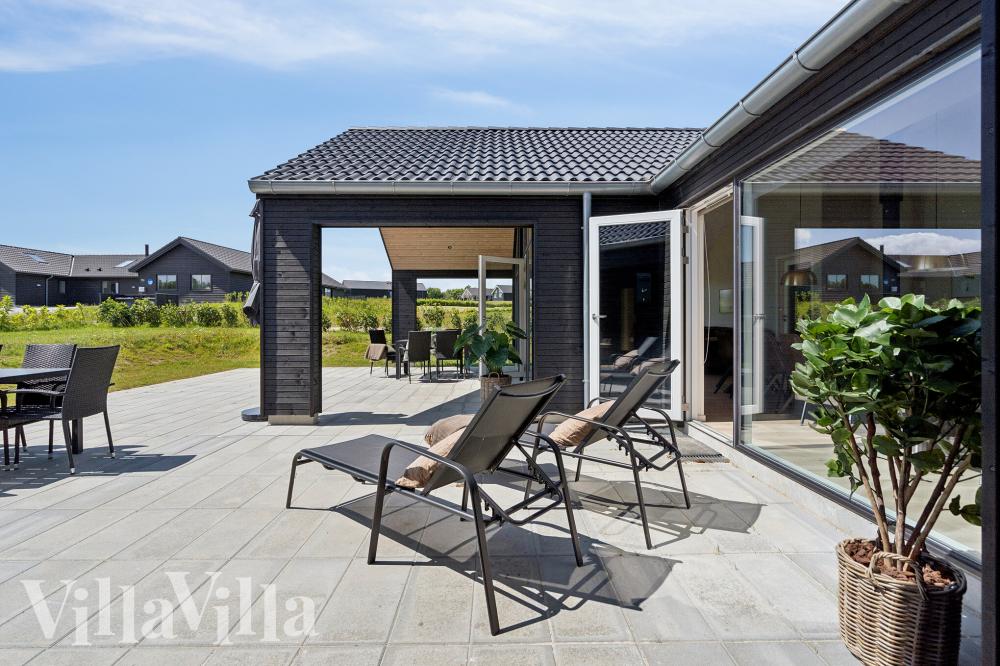 Luksushus nr. 962 har en deilig terrasse med gode hagemøbler til 24 personer.