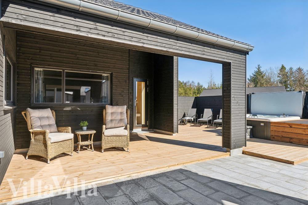 Nyt en grillkveld på terrassen i luksushus nr. 962 i Lolland/Falster/Møn
