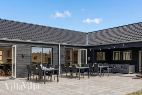 Nyt en grillkveld på terrassen i luksushus nr. 961 i Lolland/Falster/Møn