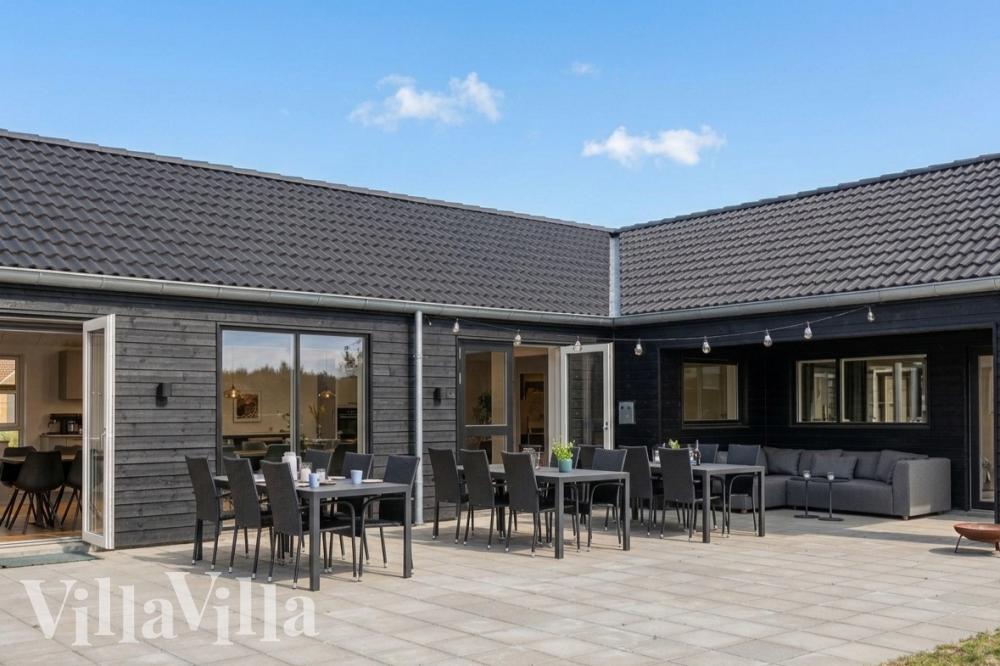 Nyt en grillkveld på terrassen i luksushus nr. 961 i Lolland/Falster/Møn
