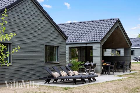 Nyt en grillkveld på terrassen i luksushus nr. 826 i Østjylland