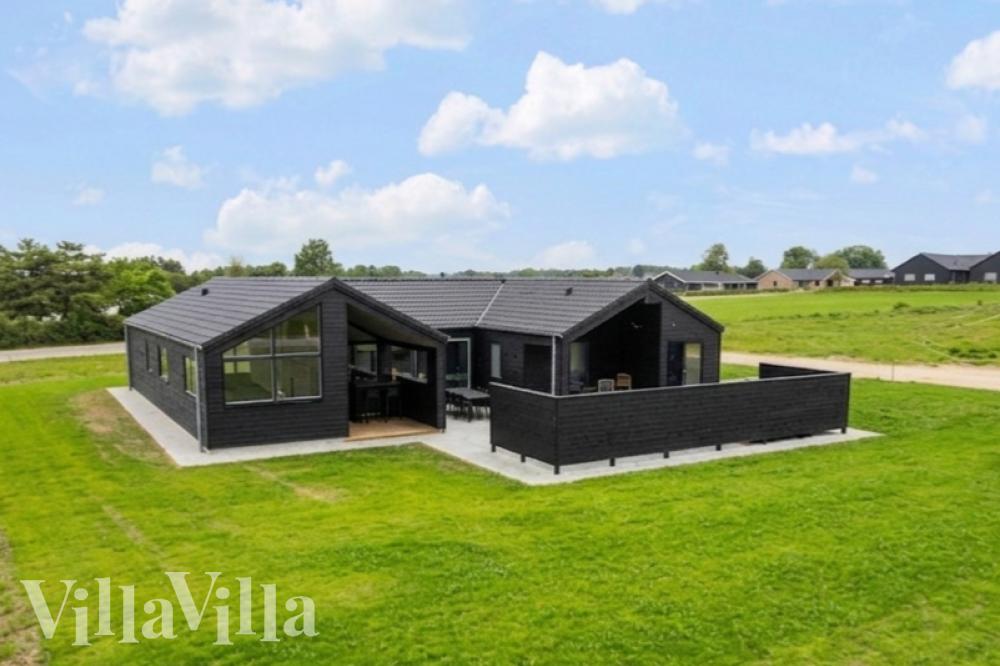 Dette lekre huset med spa, nr. 987, med plass til 12 personer, ligger i Bornholm