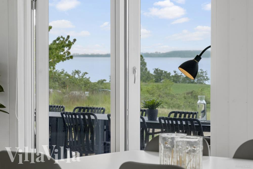 Det er plass til 14 personer i det store lyse oppholdsrommet i luksushus nr. 922.
