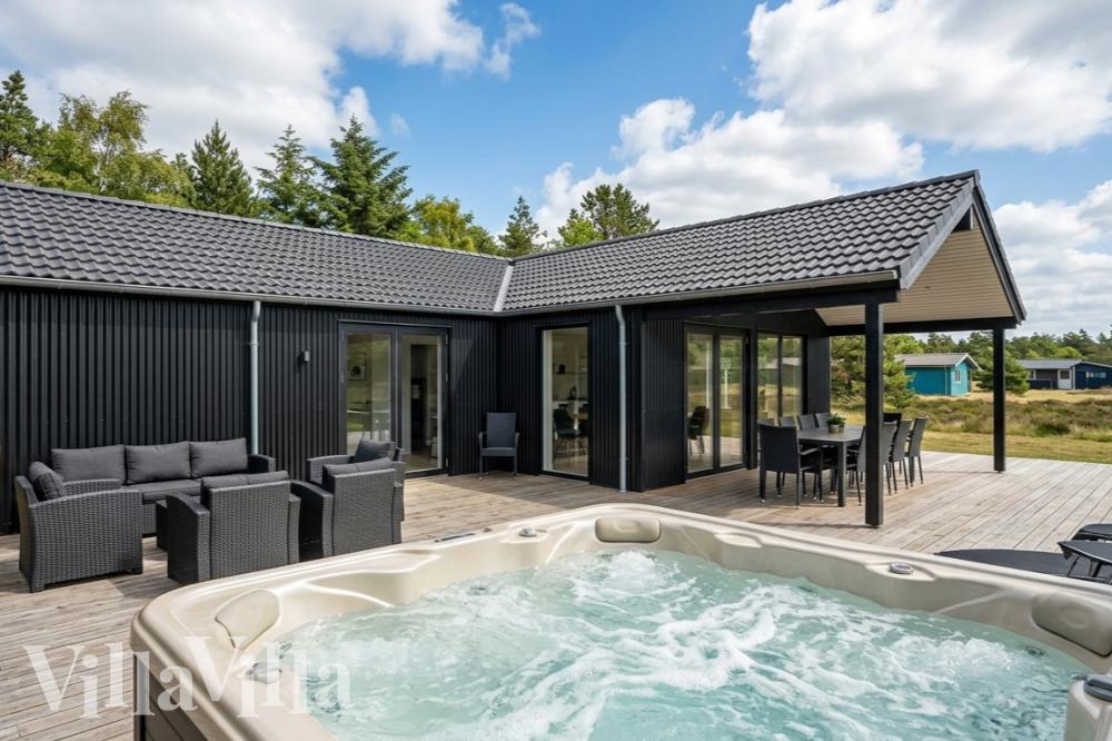 Dette lekre huset med spa, nr. 976, med plass til 14 personer, ligger i Lolland/Falster/Møn
