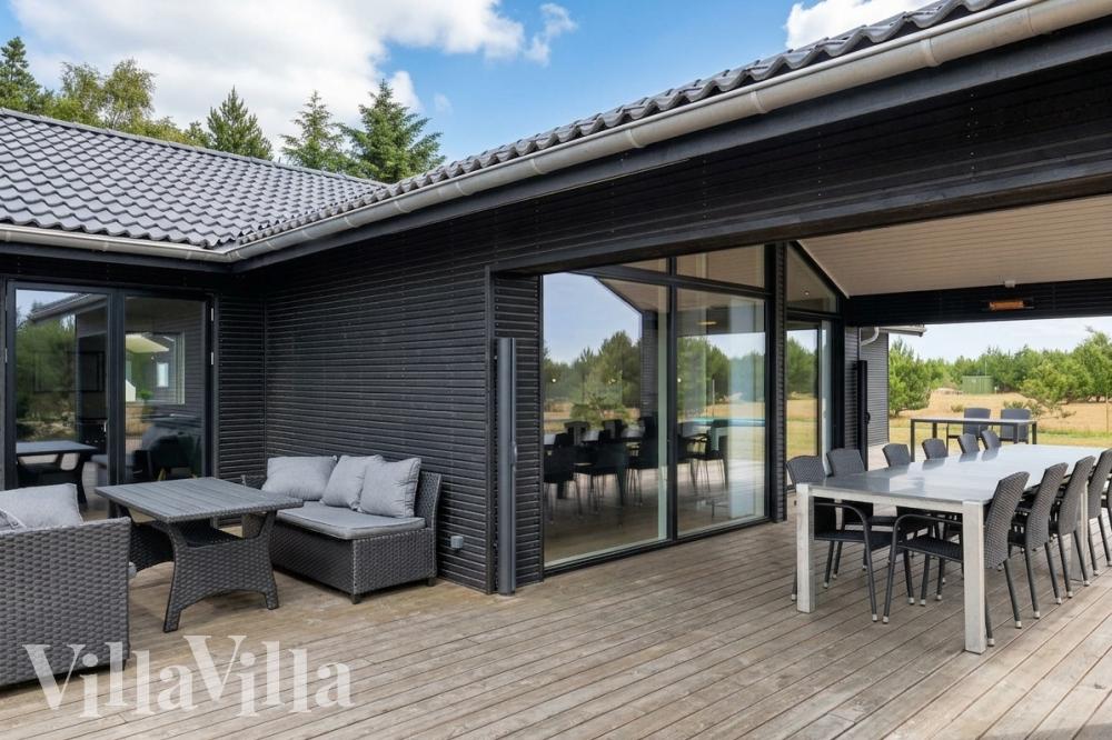 Nyt en grillkveld på terrassen i luksushus nr. 976 i Lolland/Falster/Møn