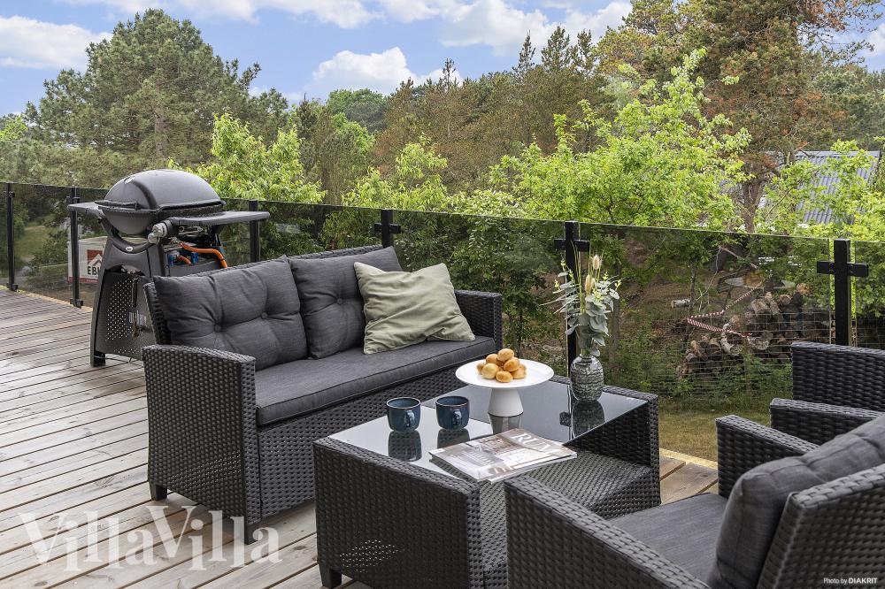 Nyt en grillkveld på terrassen i luksushus nr. 968 i Østjylland