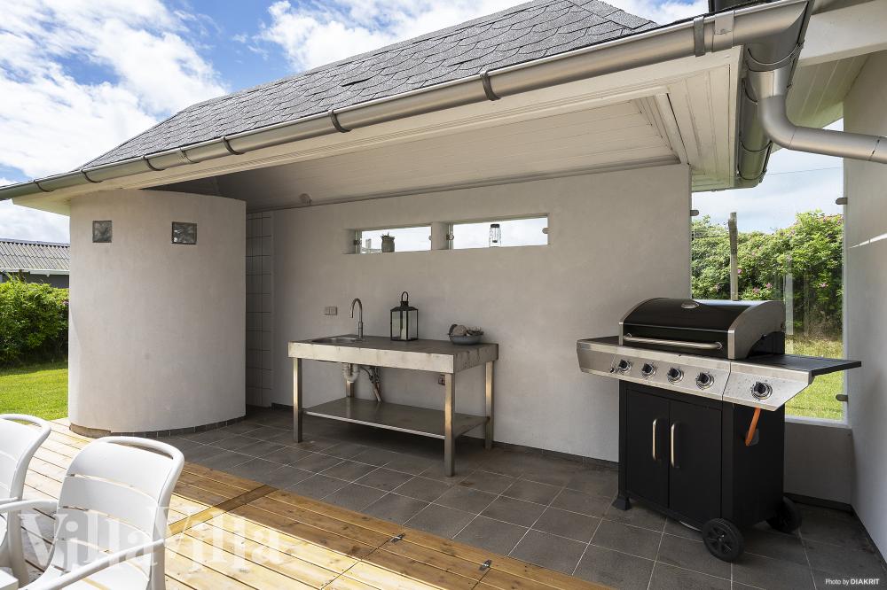 Nyt en grillkveld på terrassen i luksushus nr. 970 i Vestjylland