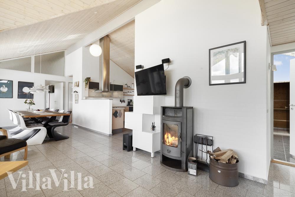 Sofaen i luksushus nr. 970 i Vestjylland er perfekt for å hygge seg med et brettspill eller se en film sammen.