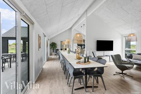 Det er plass til 30 personer i det store lyse oppholdsrommet i luksushus nr. 923.