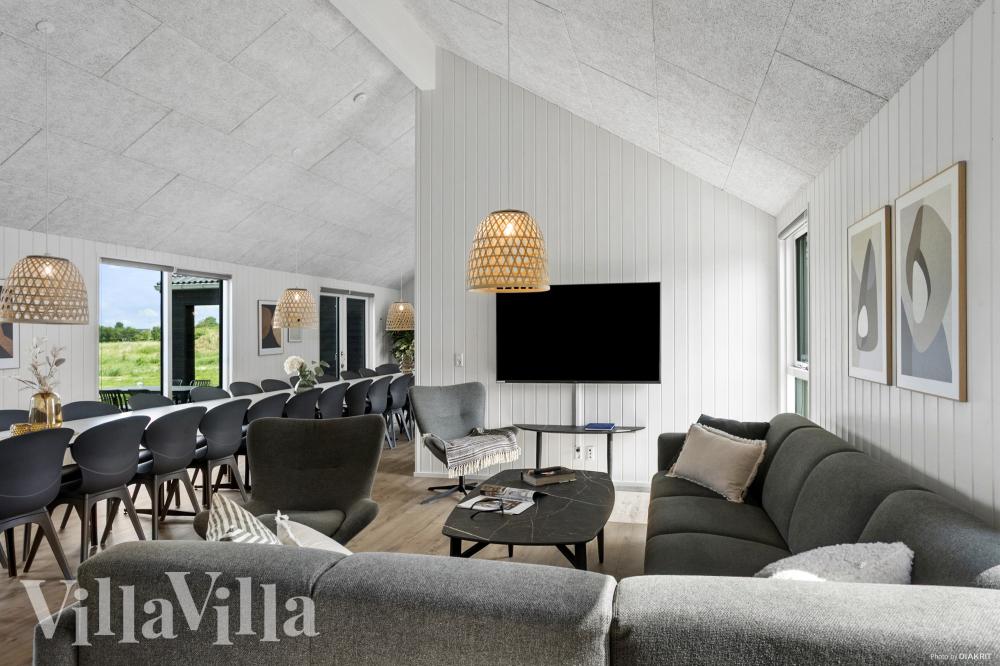 Sofaen i luksushus nr. 923 i Lolland/Falster/Møn er perfekt for å hygge seg med et brettspill eller se en film sammen.