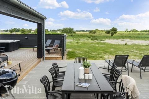 Nyt en grillkveld på terrassen i luksushus nr. 923 i Lolland/Falster/Møn