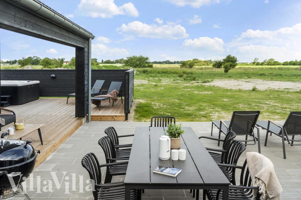 Nyt en grillkveld på terrassen i luksushus nr. 923 i Lolland/Falster/Møn
