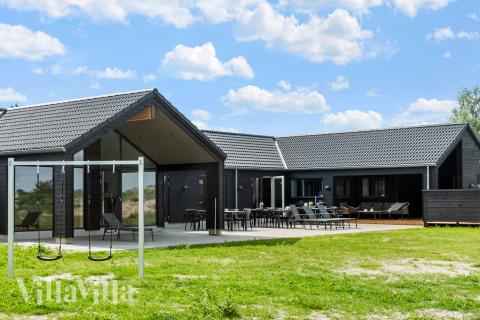 Dette lekre huset med svømmebasseng, nr. 923, med plass til 30 personer, ligger i Lolland/Falster/Møn