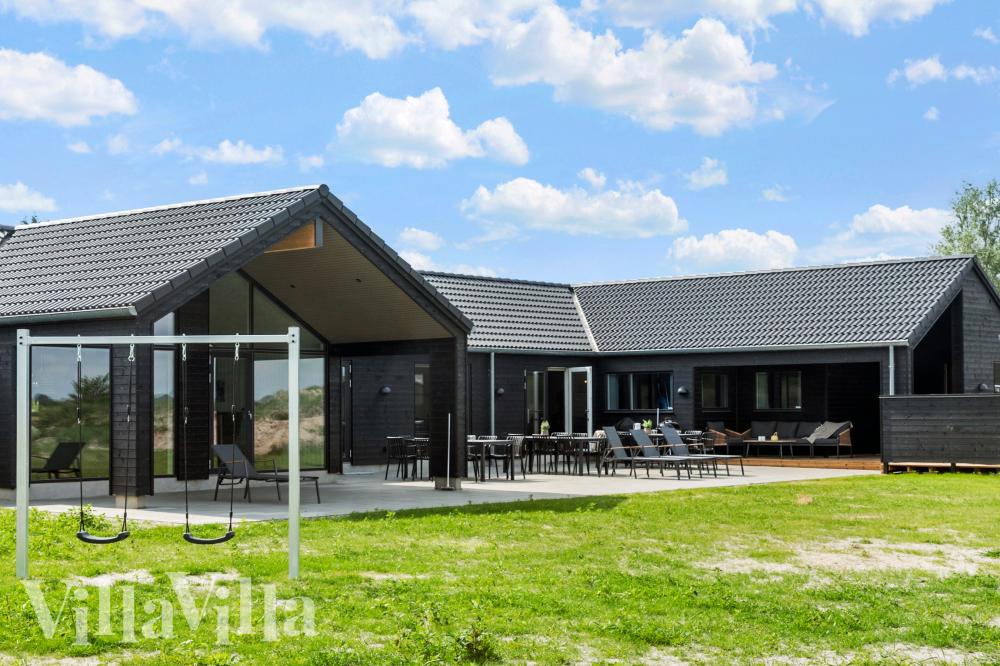 Dette lekre huset med svømmebasseng, nr. 923, med plass til 30 personer, ligger i Lolland/Falster/Møn