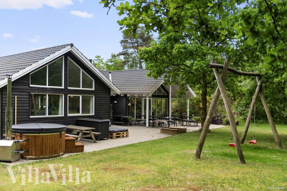 Dette lekre huset med svømmebasseng, nr. 313, med plass til 18 personer, ligger i Vestjylland