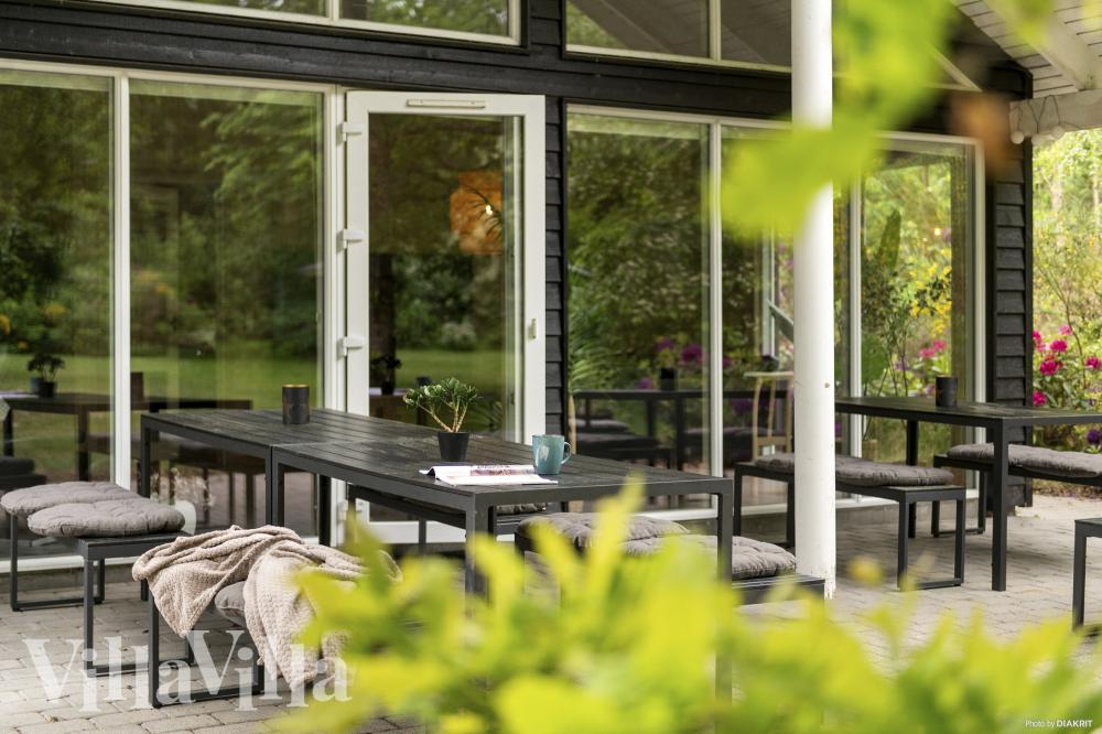 Luksushus nr. 313 har en deilig terrasse med gode hagemøbler til 18 personer.