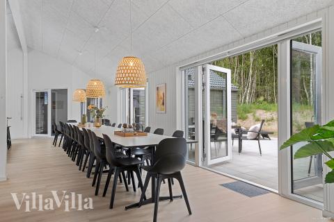 Det er plass til 26 personer i det store lyse oppholdsrommet i luksushus nr. 828.