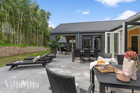 Nyt en grillkveld på terrassen i luksushus nr. 828 i Østjylland
