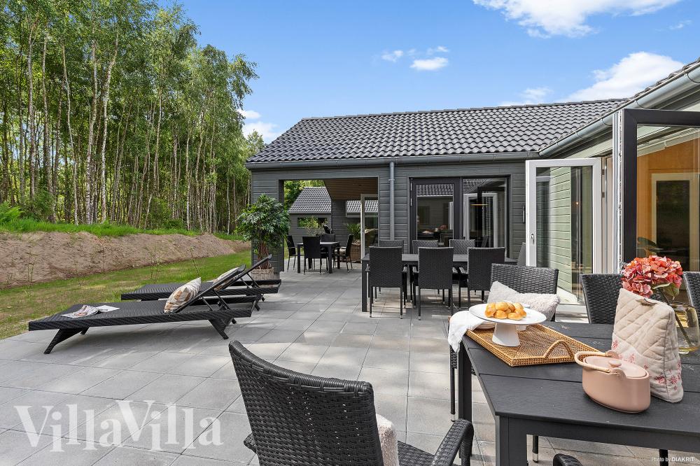 Nyt en grillkveld på terrassen i luksushus nr. 828 i Østjylland