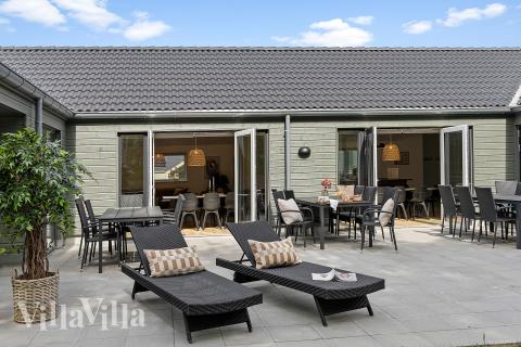 På terrassen i feriehus nr. 828 er det plass til 26 personer.