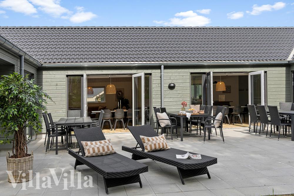 På terrassen i feriehus nr. 828 er det plass til 26 personer.