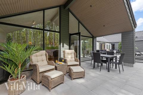 Stor terrasse i luksushus nr. 828 i Østjylland.
