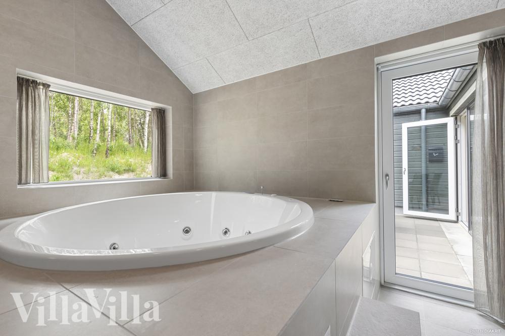 Nyt varmen i boblebadet i luksushus nr. 832 i Østjylland