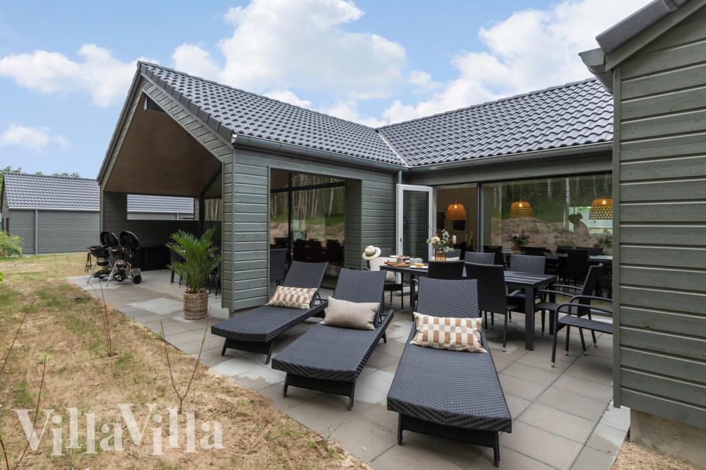 Nyt en grillkveld på terrassen i luksushus nr. 832 i Østjylland