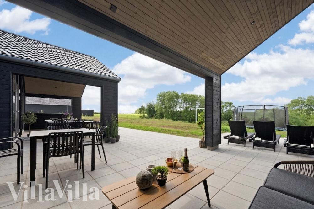 Nyt en grillkveld på terrassen i luksushus nr. 915 i Fyn og øyer