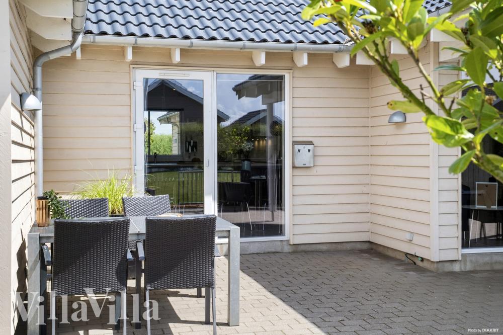 Luksushus nr. 315 har en deilig terrasse med gode hagemøbler til 18 personer.