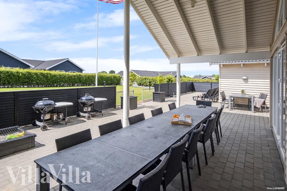 Nyt en grillkveld på terrassen i luksushus nr. 315 i Fyn og øyer