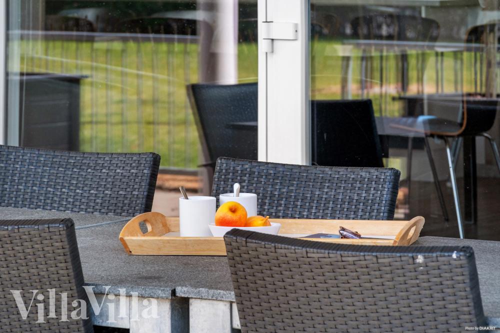På terrassen i feriehus nr. 315 er det plass til 18 personer.