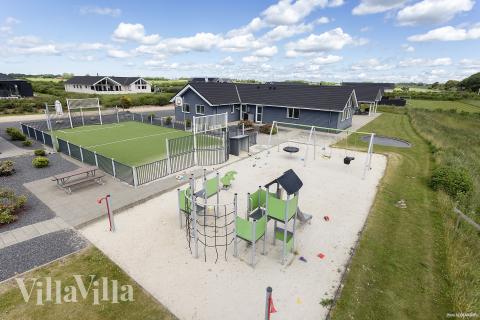 Dette lekre huset med svømmebasseng, nr. 429, med plass til 30 personer, ligger i Limfjorden