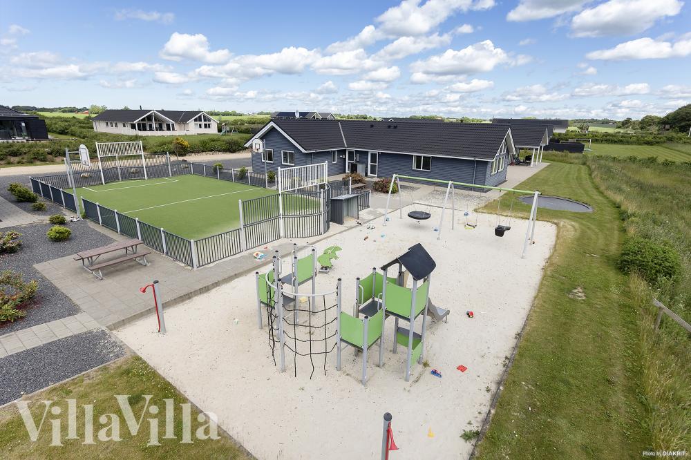 Dette lekre huset med svømmebasseng, nr. 429, med plass til 30 personer, ligger i Limfjorden