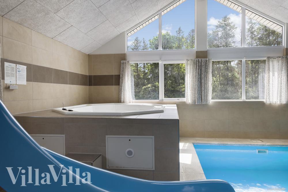 Nyt varmen i boblebadet i luksushus nr. 429 i Limfjorden