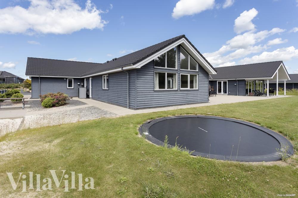 I det attraktive feriehuset nr. 429 i Limfjorden finnes det mengder av utendørsaktiviteter, som leketårn og huskestativ.