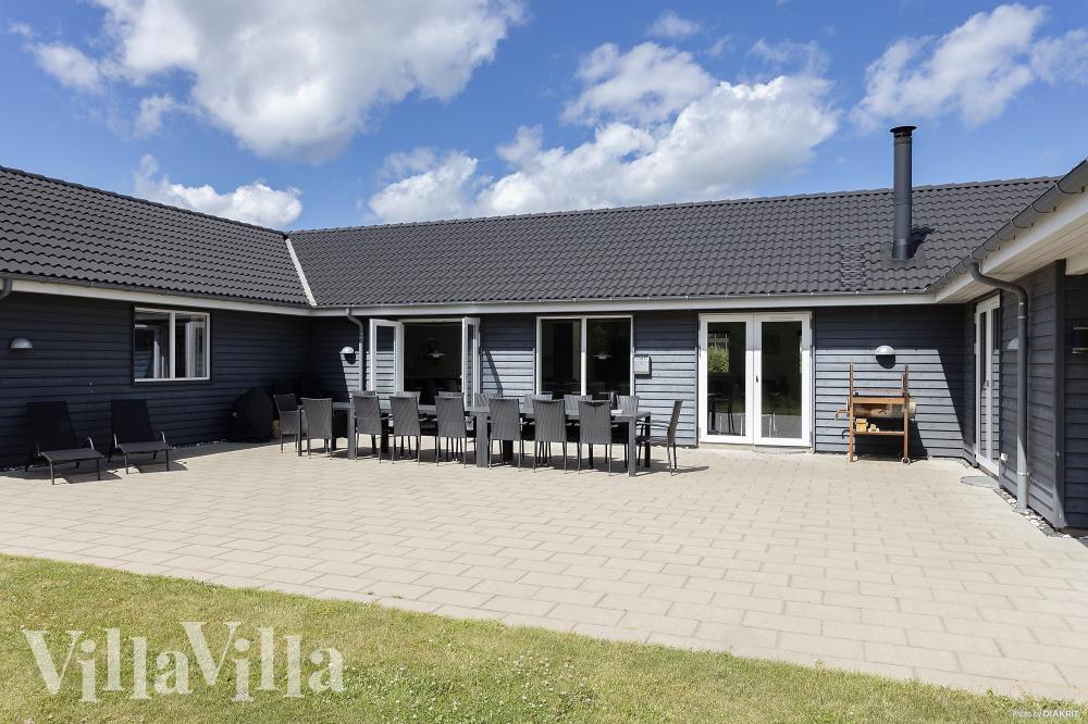 Nyt en grillkveld på terrassen i luksushus nr. 429 i Limfjorden