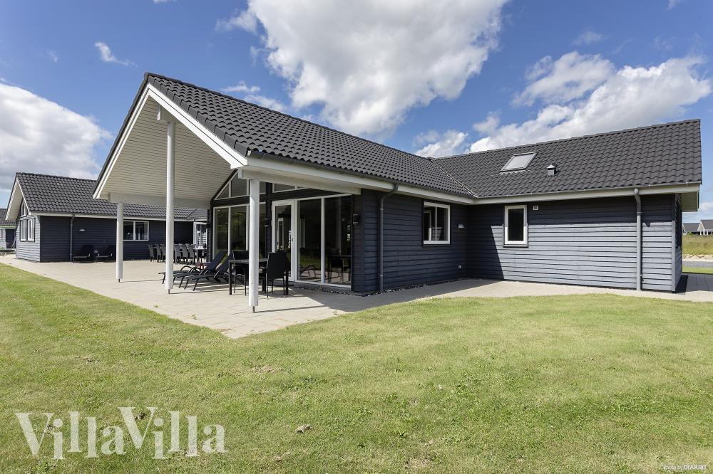 På terrassen i feriehus nr. 429 er det plass til 30 personer.