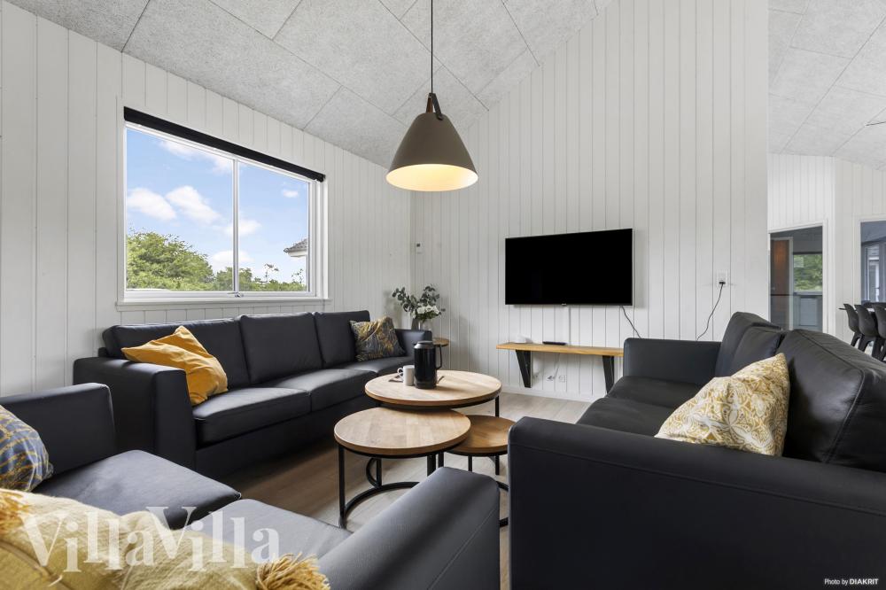 Sofaen i luksushus nr. 491 i Sydjylland er perfekt for å hygge seg med et brettspill eller se en film sammen.