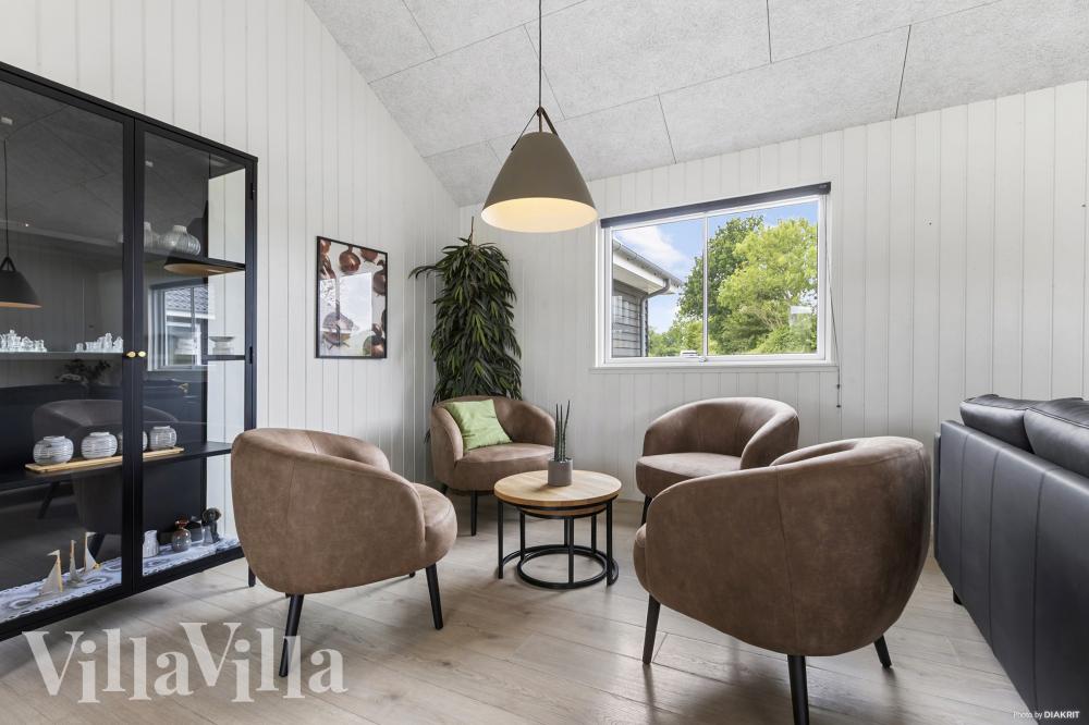 Det er god plass til hygge i feriehusets sofagruppe under oppholdet i luksushus nr. 491