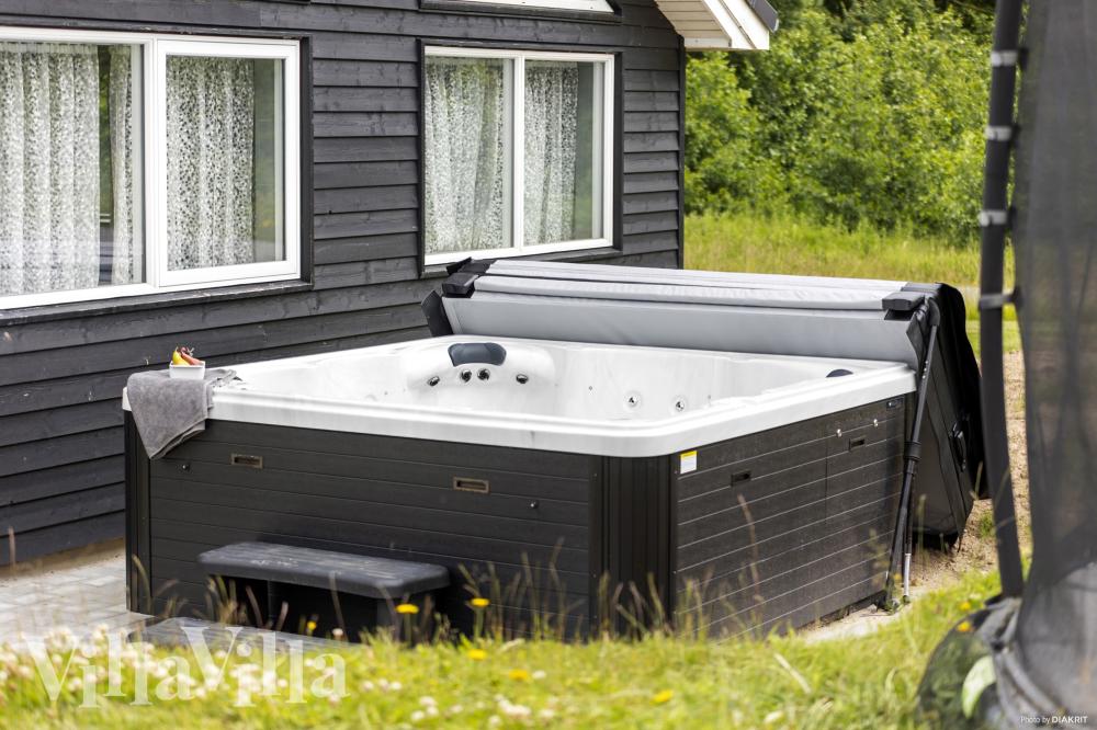 Nyt varmen i boblebadet i luksushus nr. 491 i Sydjylland