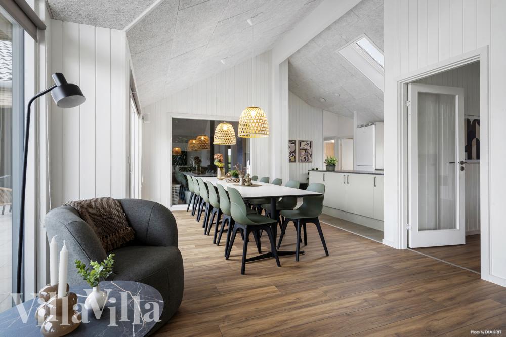 Det er plass til 14 personer i det store lyse oppholdsrommet i luksushus nr. 930.