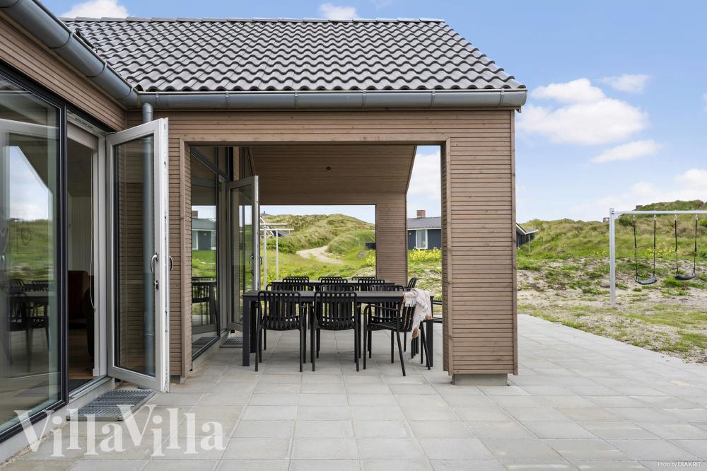 Nyt en grillkveld på terrassen i luksushus nr. 930 i Vestjylland