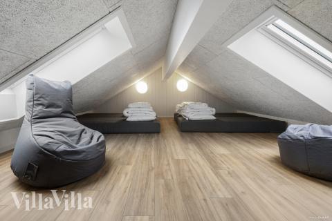 Noen av de 14 soveplassene i luksushus nr. 930 finnes på hems