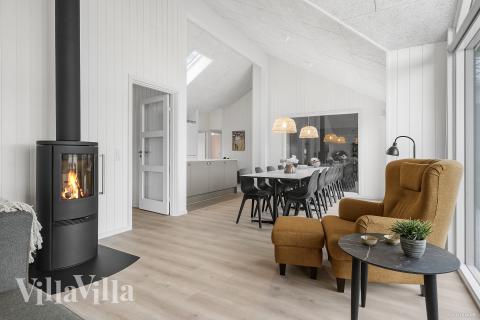 Det er plass til 14 personer i det store lyse oppholdsrommet i luksushus nr. 929.