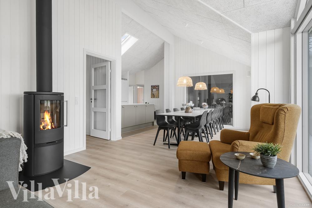 Det er plass til 14 personer i det store lyse oppholdsrommet i luksushus nr. 929.