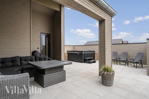 Nyt en grillkveld på terrassen i luksushus nr. 929 i Vestjylland